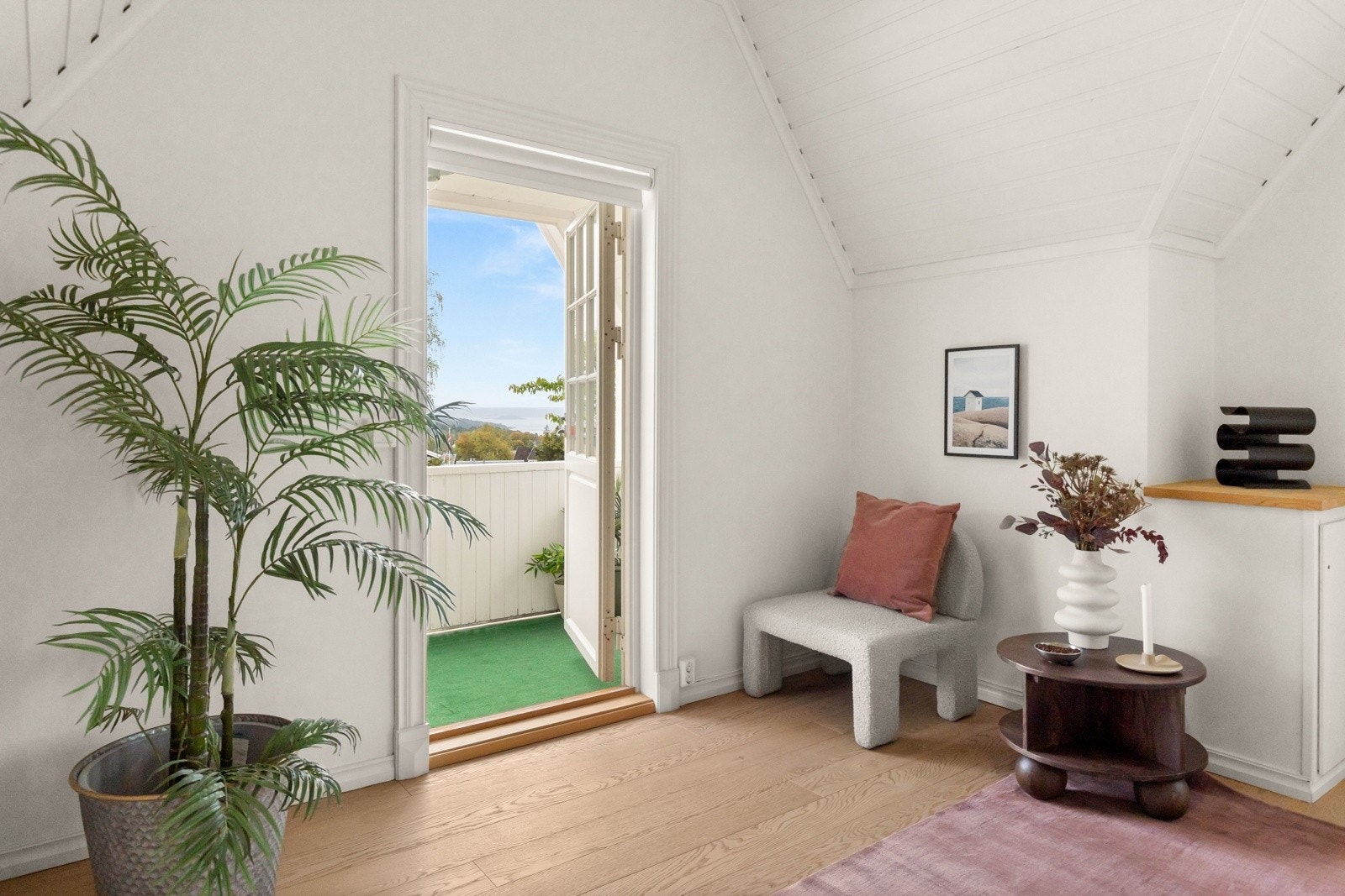 Mortensvingen 1A er en representativ enebolig med klassisk, tidløs arkitektur og gjennomførte detaljer. Eiendommen utmerker seg med sine estetiske kvaliteter, flotte uterom, vakker utsikt og en svært funksjonell planløsning Galleribilde