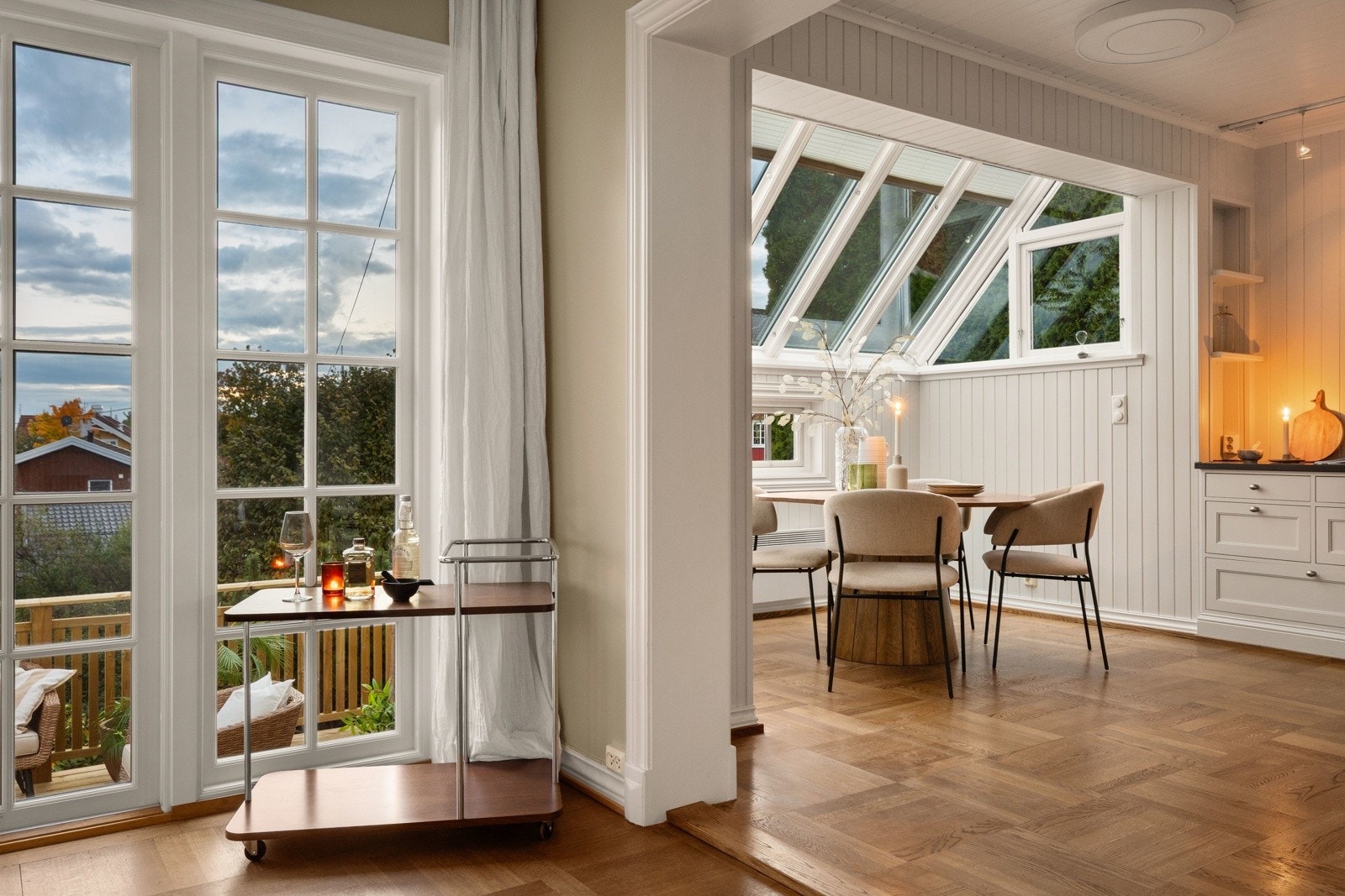 Mortensvingen 1A er en representativ enebolig med klassisk, tidløs arkitektur og gjennomførte detaljer. Eiendommen utmerker seg med sine estetiske kvaliteter, flotte uterom, vakker utsikt og en svært funksjonell planløsning Galleribilde