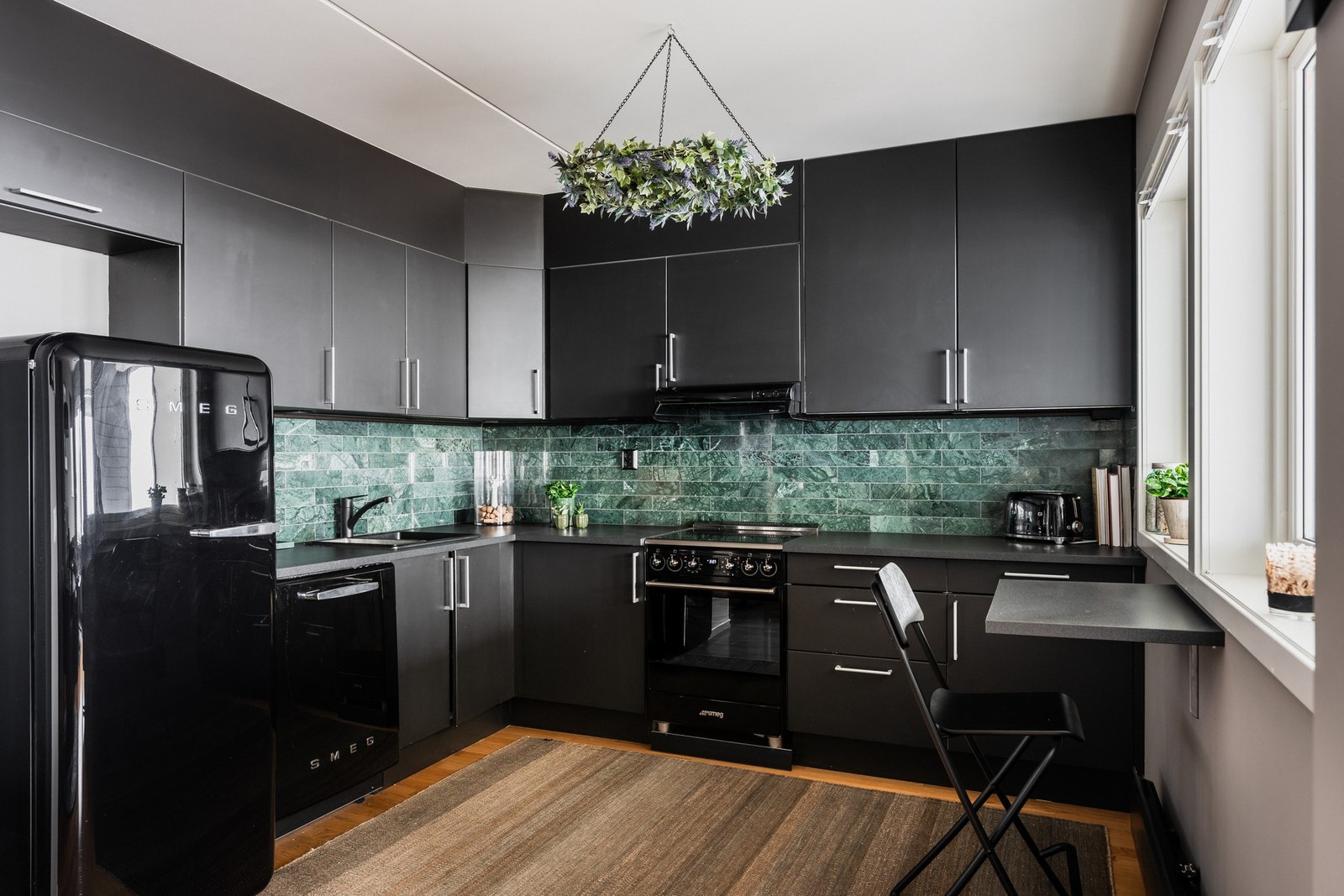 Fint kjøkken med moderne innredning med gode arbeidsflater og oppbevaringsmuligheter. Galleribilde