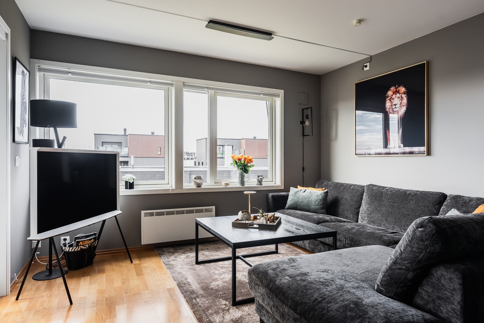 Store vinduer gir rikelig med dagslys og gjør stuen til et lyst og behagelig oppholdsrom. Galleribilde