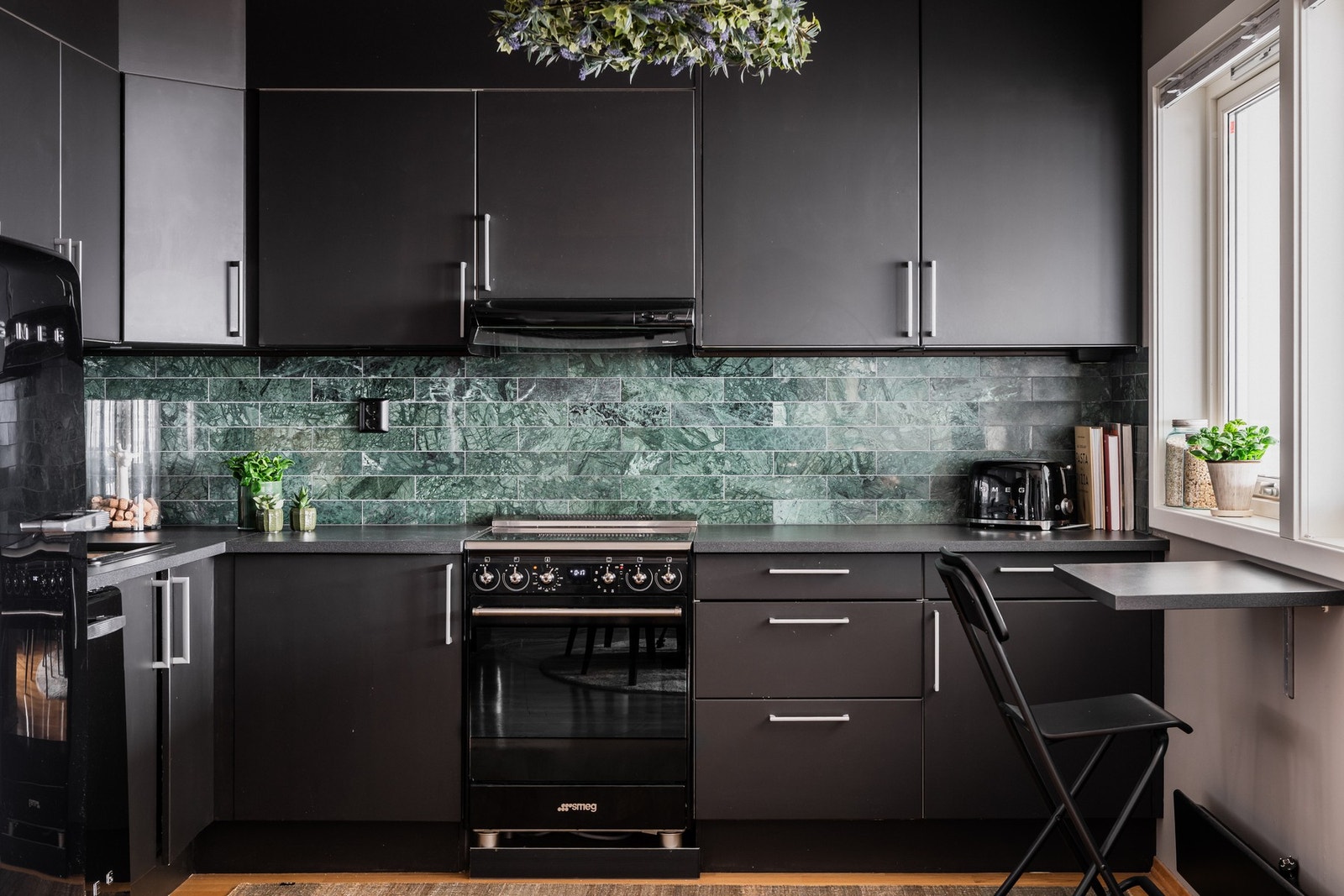 God plassutnyttelse og en åpen løsning som gjør kjøkkenet praktisk i bruk. Galleribilde