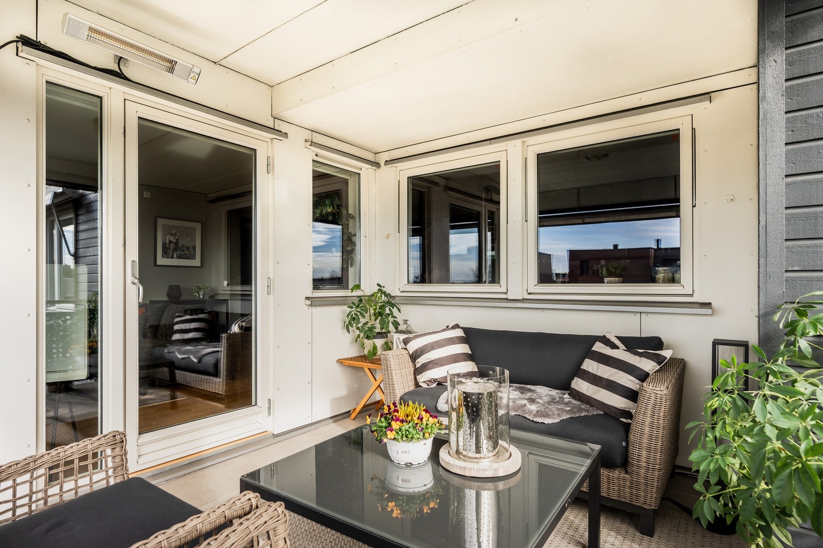 Flislagt gulv og god plass til utemøbler. Galleribilde