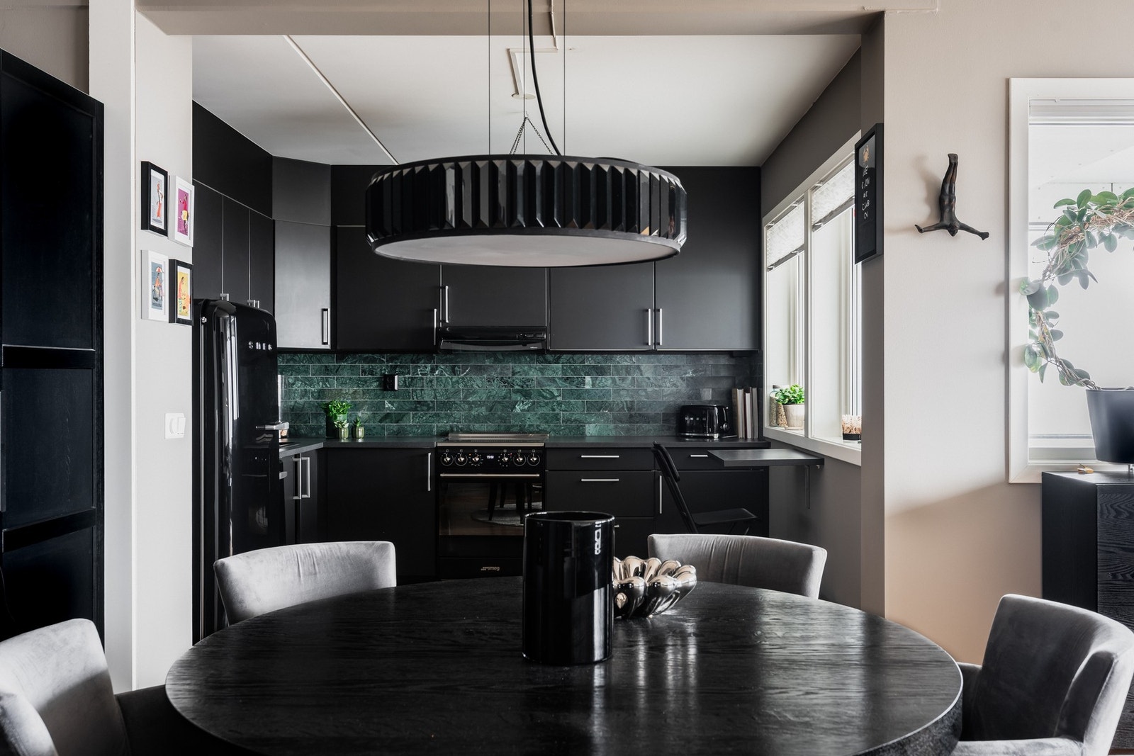 Velkommen til en lys og oppgradert 2-roms leilighet med vestvendt veranda, heis og en attraktiv beliggenhet på Holtet. Galleribilde