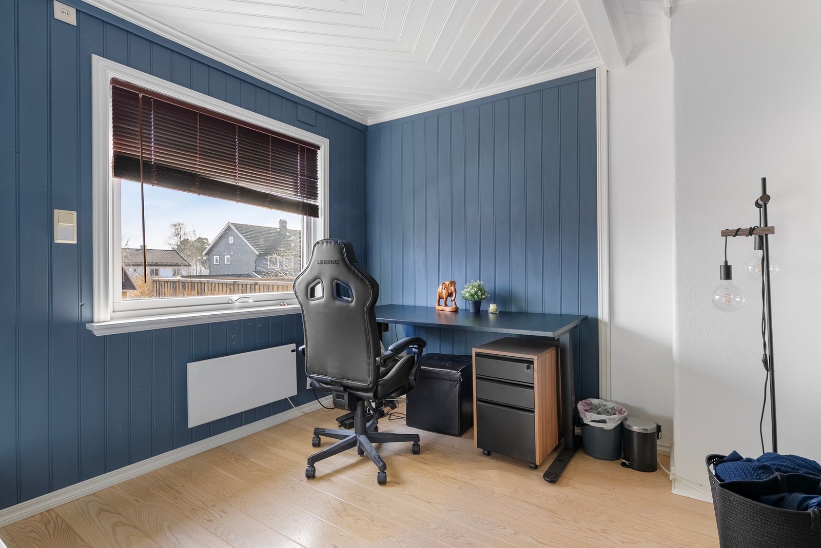 Et romslig soverom med plass til seng, garderobe og kontorplass Galleribilde
