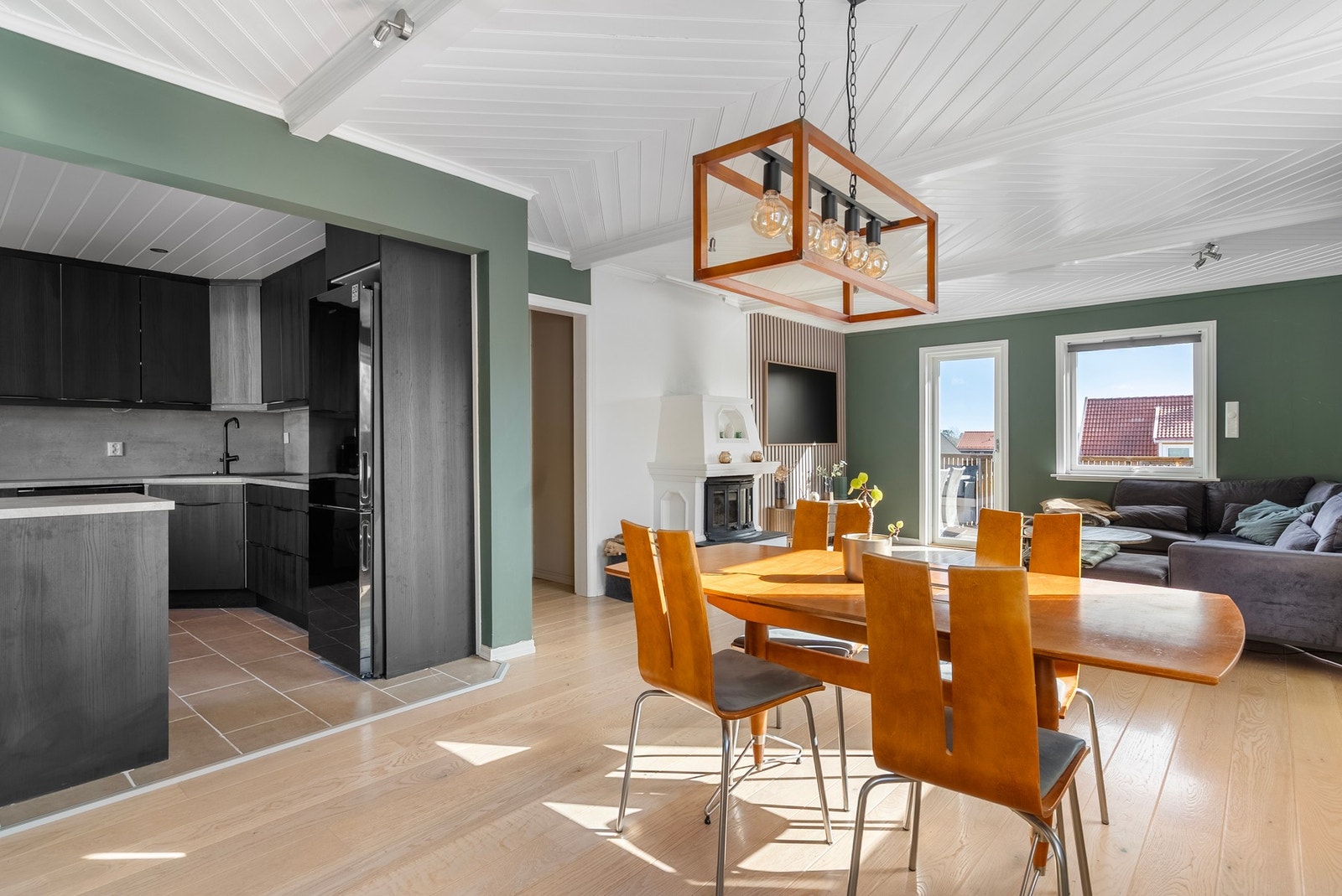 I 2.etasje finner du de samme rene overflatene og moderne stilen som leiligheten i 1.etasje har Galleribilde