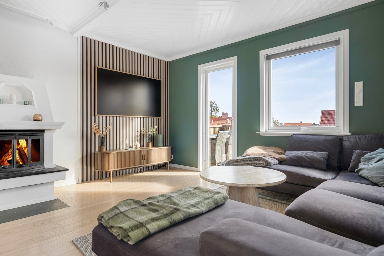 En moderne spilevegg definerer sofaområdet og tilfører stil og karakter til stuen Galleribilde