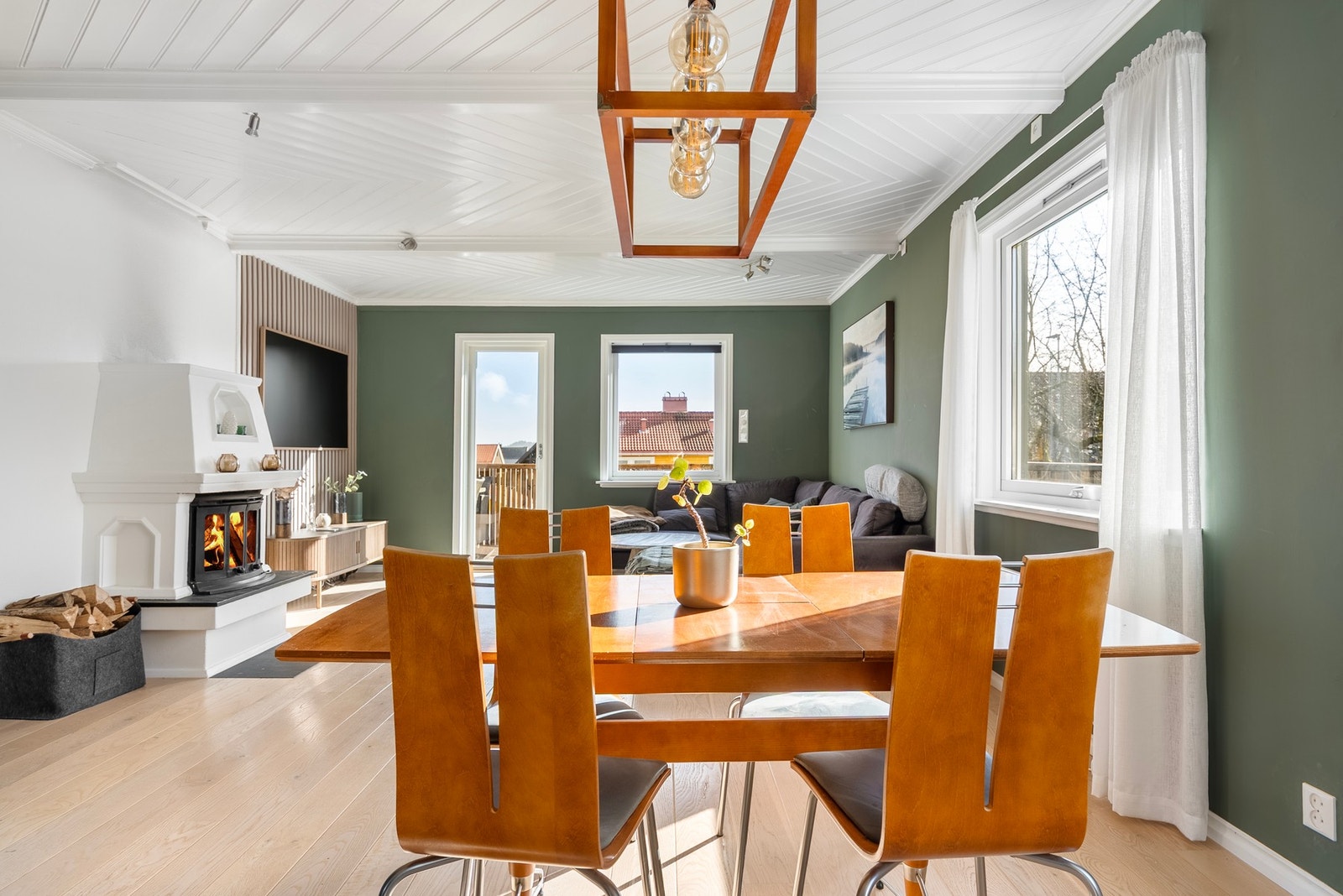 Elegant malt panel i taket gir rommet et særegent preg Galleribilde
