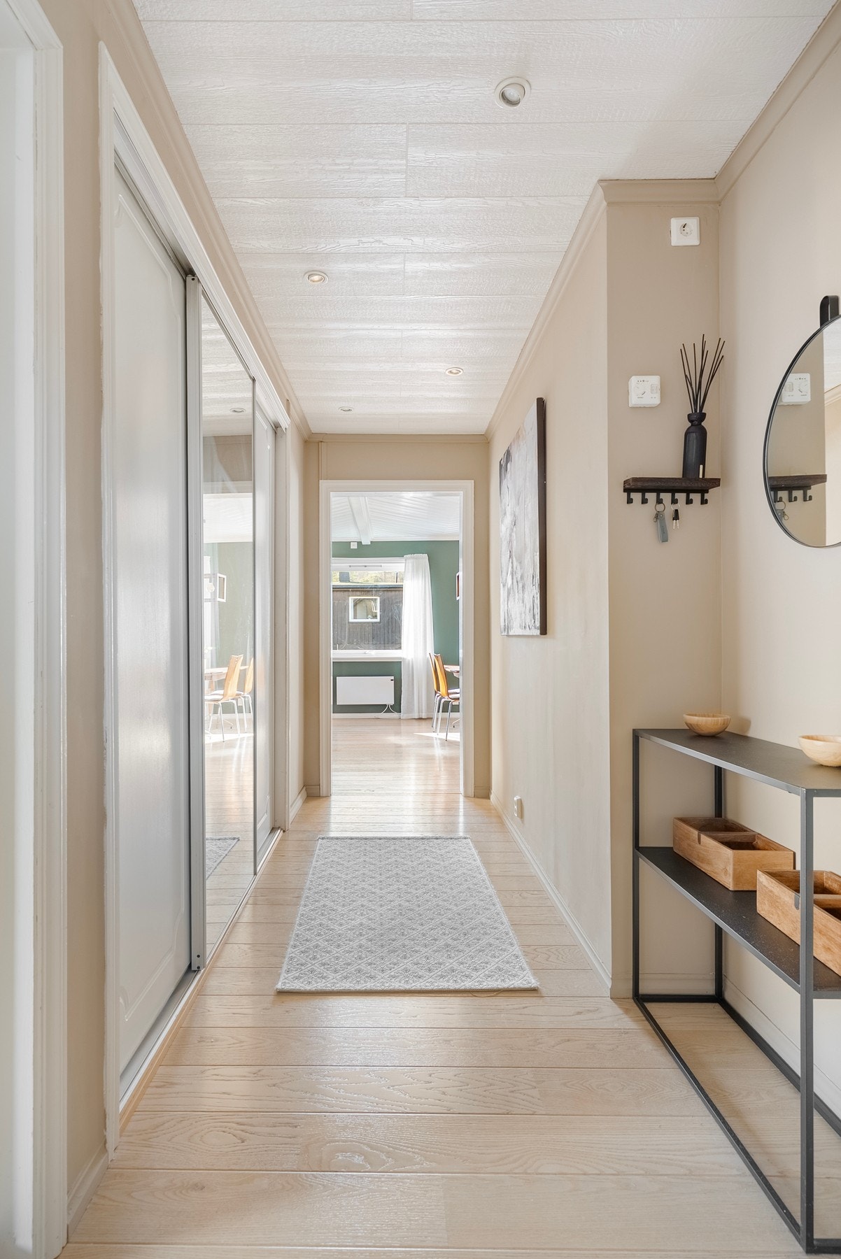 Lys og åpen entré med skyvedørsgarderobe - Downlights i taket i flere av rommene Galleribilde