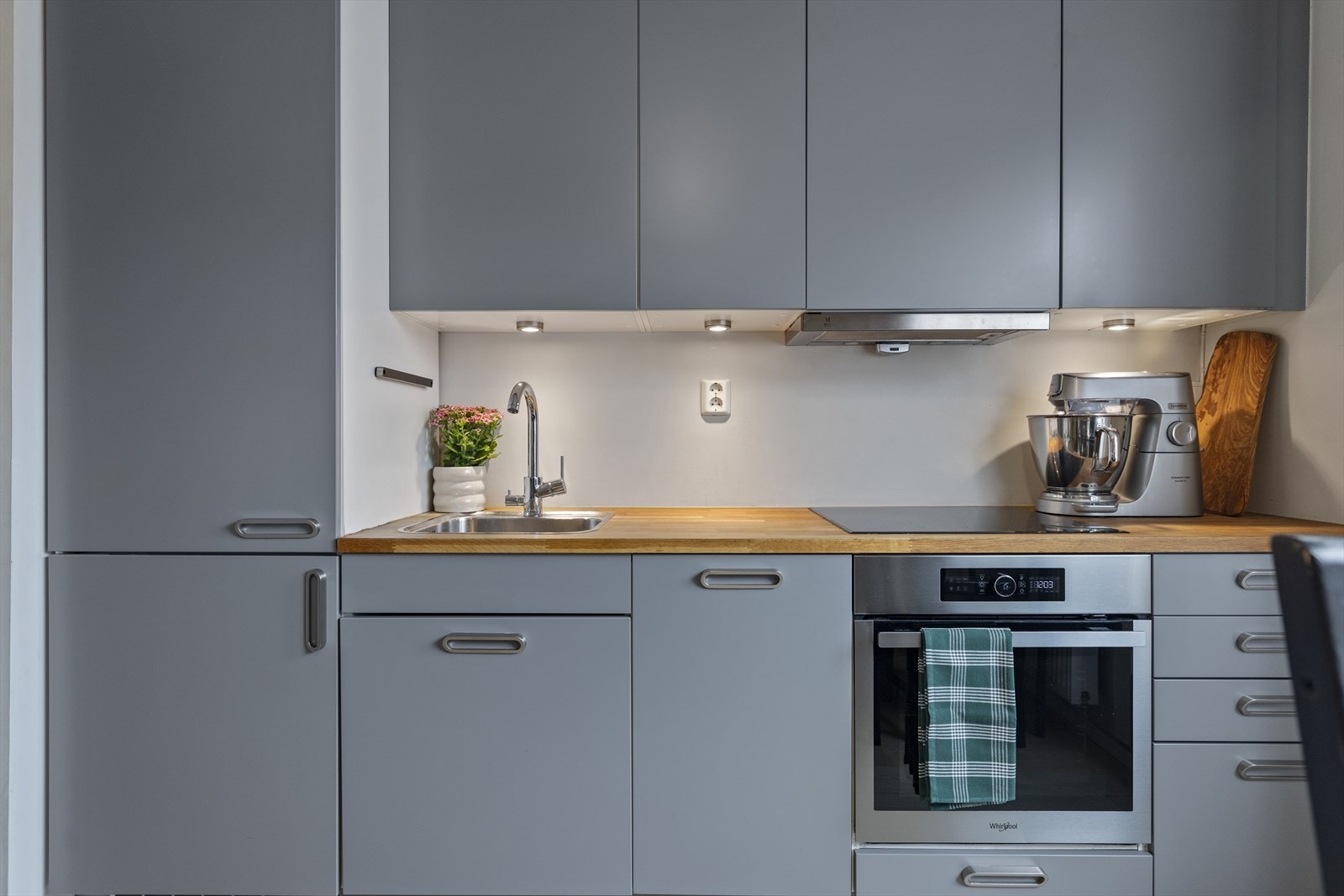 Alle integrerte hvitevarer er fra Whirlpool. Galleribilde