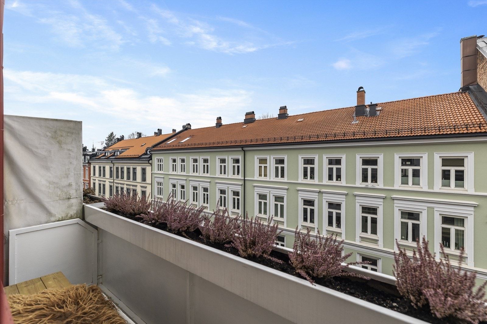 Koselig vestvendt balkong på 2 kvm. med gode solforhold fra ca. kl. 14 og utover sommerkvelden. Galleribilde