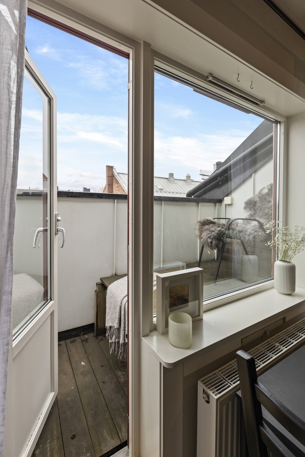 Balkongen på 6 kvm. byr på fin utsikt og sol fra ca. kl. 14 og til sent på kvelden om sommeren. Galleribilde