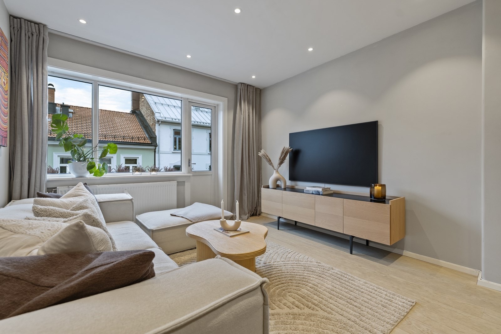 Gulvet er lagt med 1-stavs bred parkett, og stuen har behagelig belysning fra downlights i taket. Galleribilde