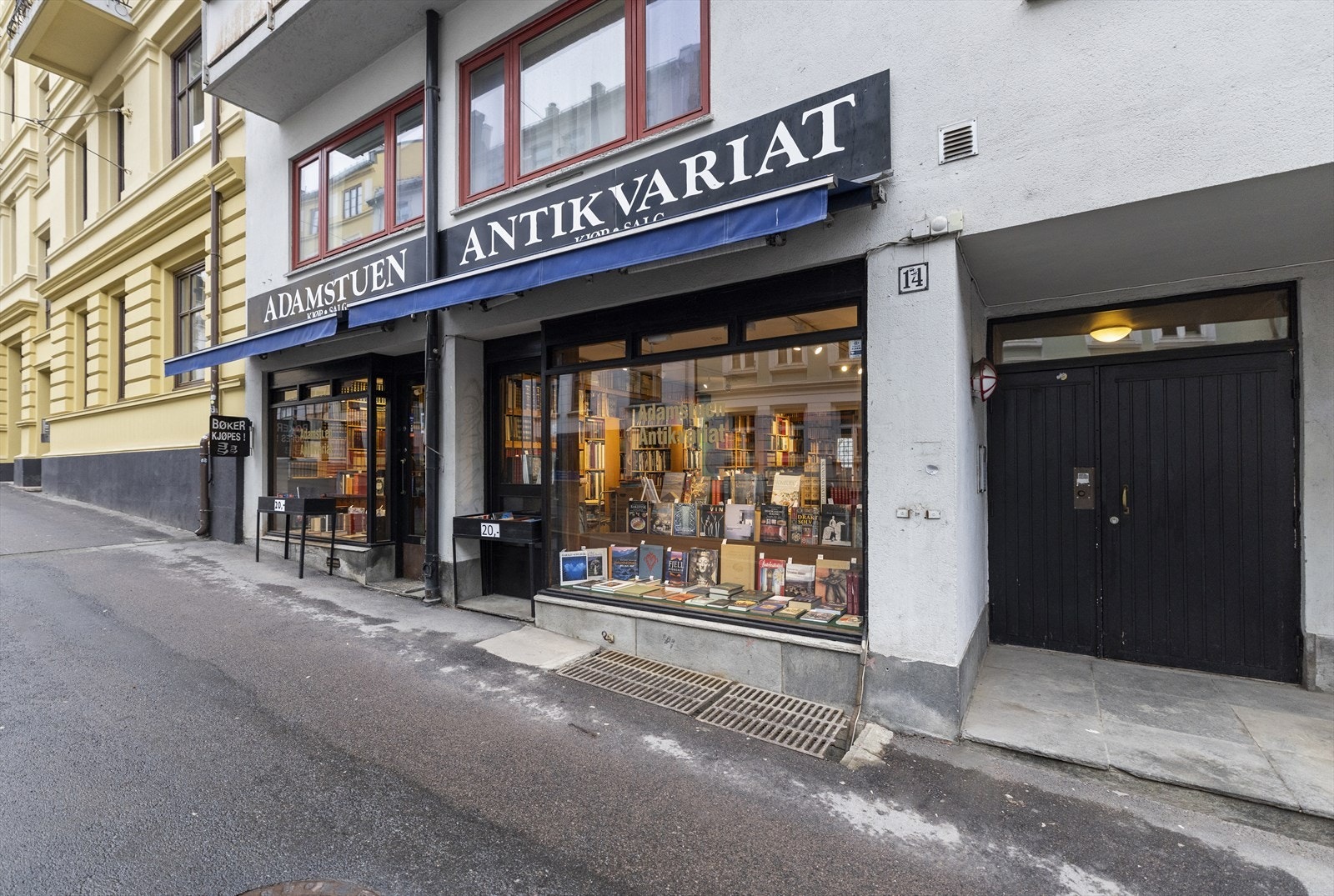 Ved siden av inngangspartiet ligger Adamstuen Antikvariat. Galleribilde