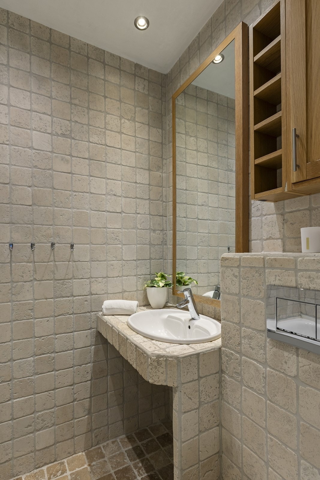 Det er plass til hyller eller annen oppbevaring under vasken. Galleribilde