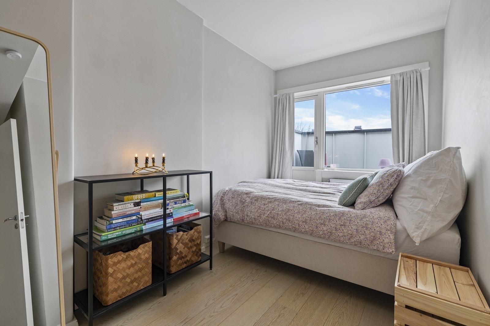 Lyst og fint soverom som vender ut mot leilighetens balkong. Galleribilde