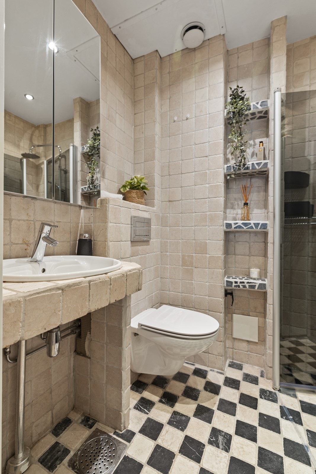 Lekkert bad med stilrene detaljer og praktiske nisjer. Galleribilde