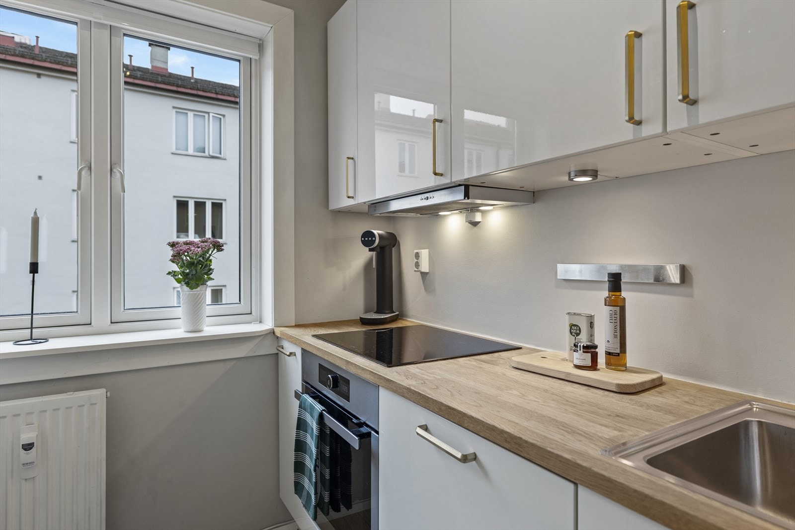 Kjøkkenet er utstyrt med integrerte hvitevarer fra Whirlpool. Galleribilde