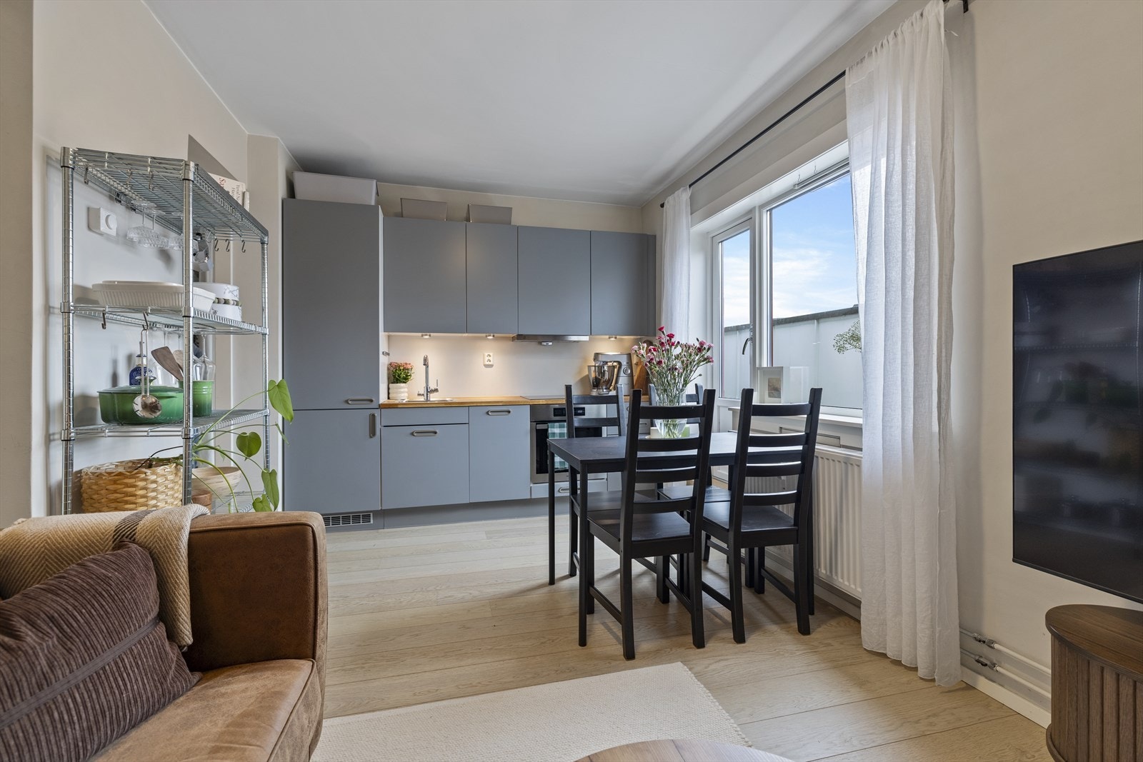 Kjøkkenet er plassert slik at du får god kontakt med balkongen og utsikten. Galleribilde