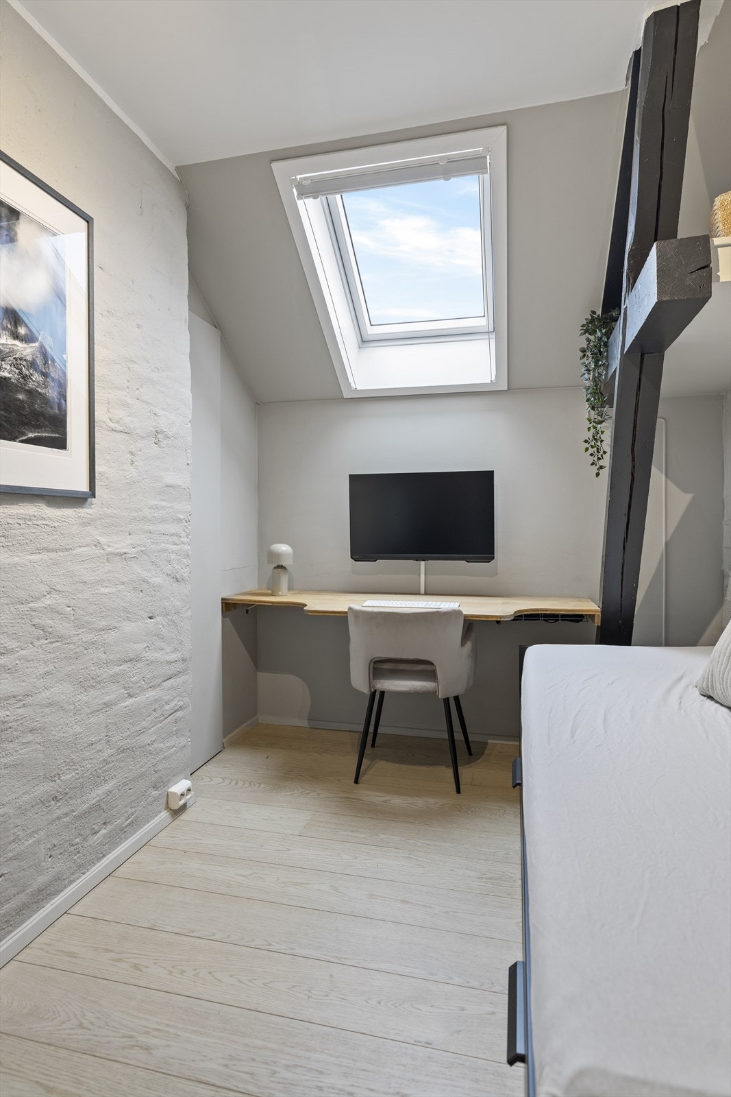 Her er det god plass til en komfortabel arbeidsplass. Galleribilde