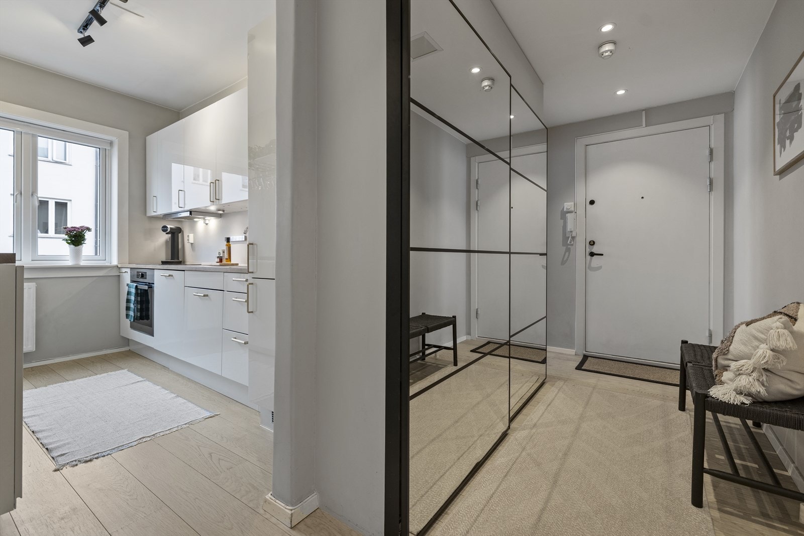 Stor og praktisk skyvedørsgarderobe i entréen. Galleribilde