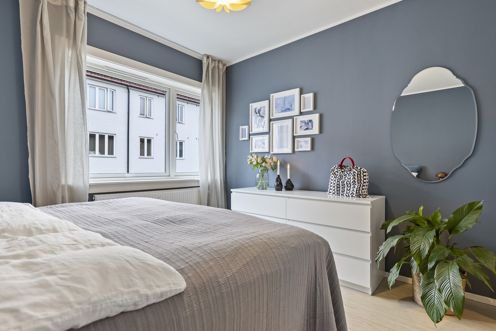 Rommet har også plass til kommode eller en liten pult foran sengen. Galleribilde