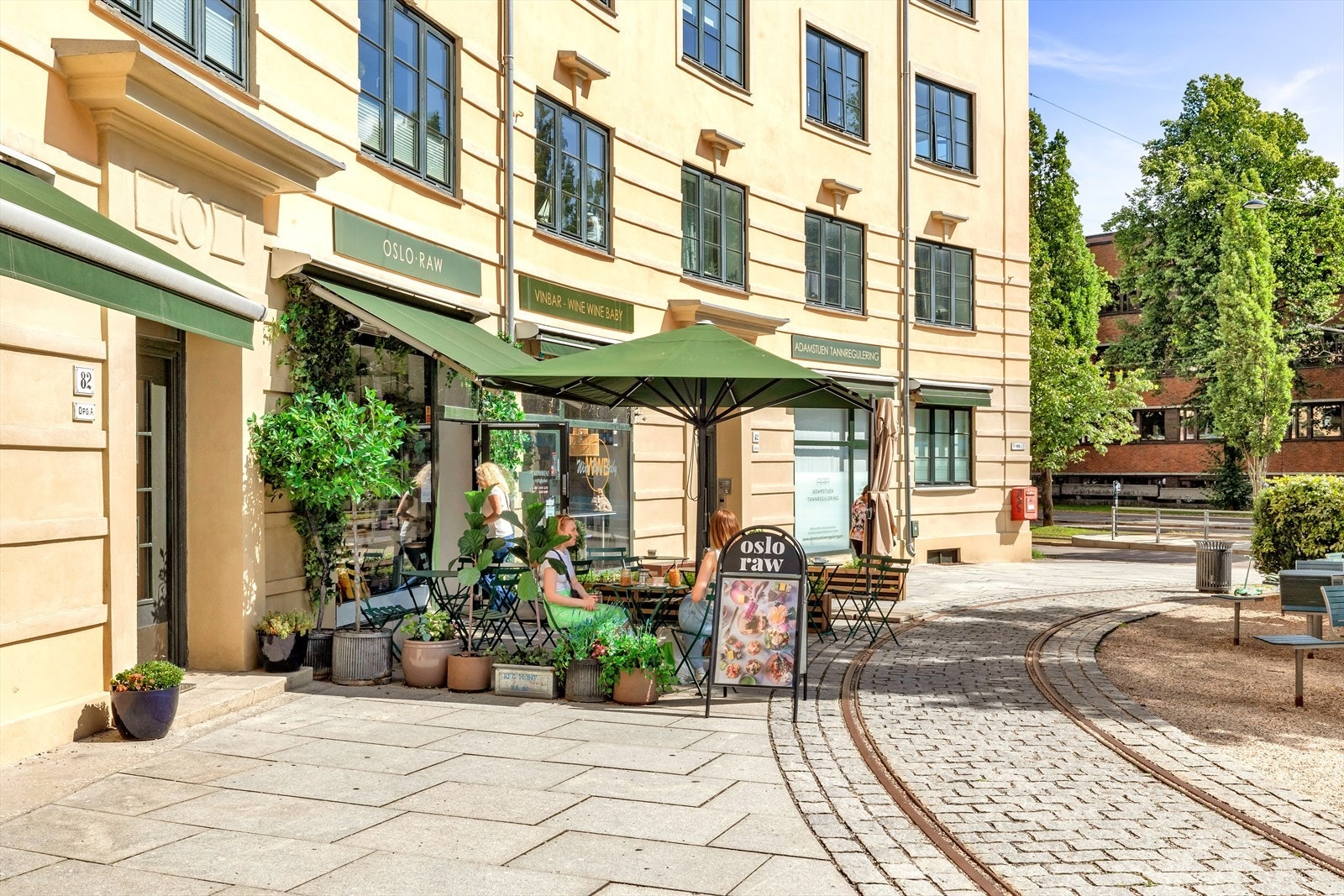 Her kan du nyte solen med en god kopp kaffe eller te i nabolaget. Galleribilde