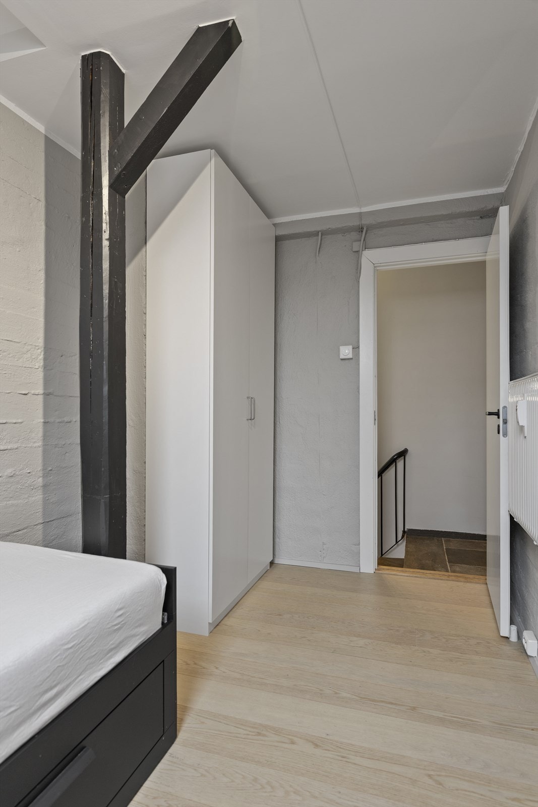 Et romslig skap for ekstra oppbevaring er plassert på "kontoret". Galleribilde