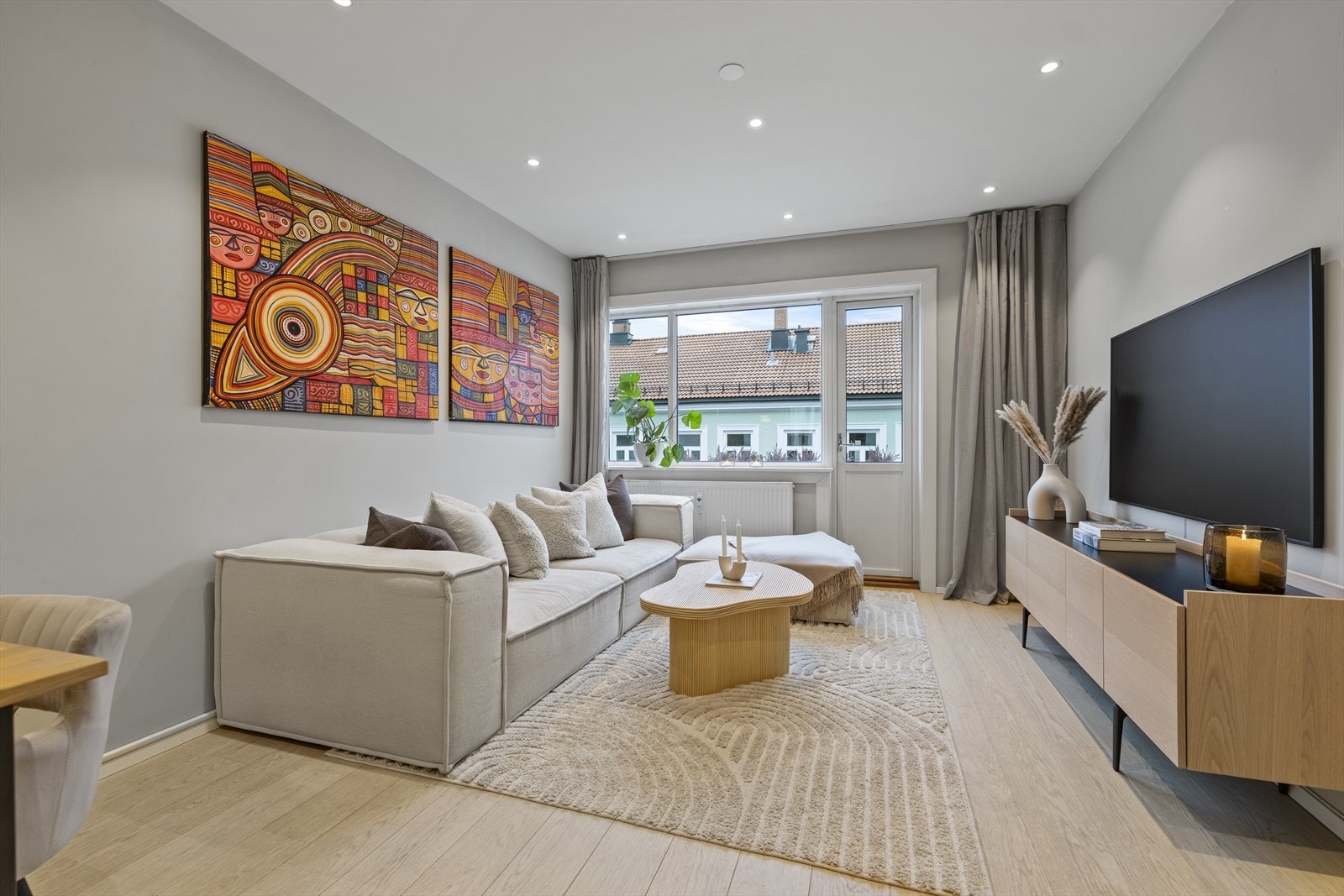 Her er det plass til stor sofa og TV, og utgang til en koselig vestvendt balkong. Galleribilde