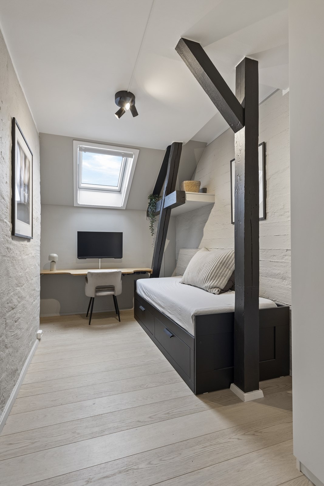 Boden som i dag er innredet til kontoret har flotte, synlige bjelker som skaper karakter i rommet. Galleribilde