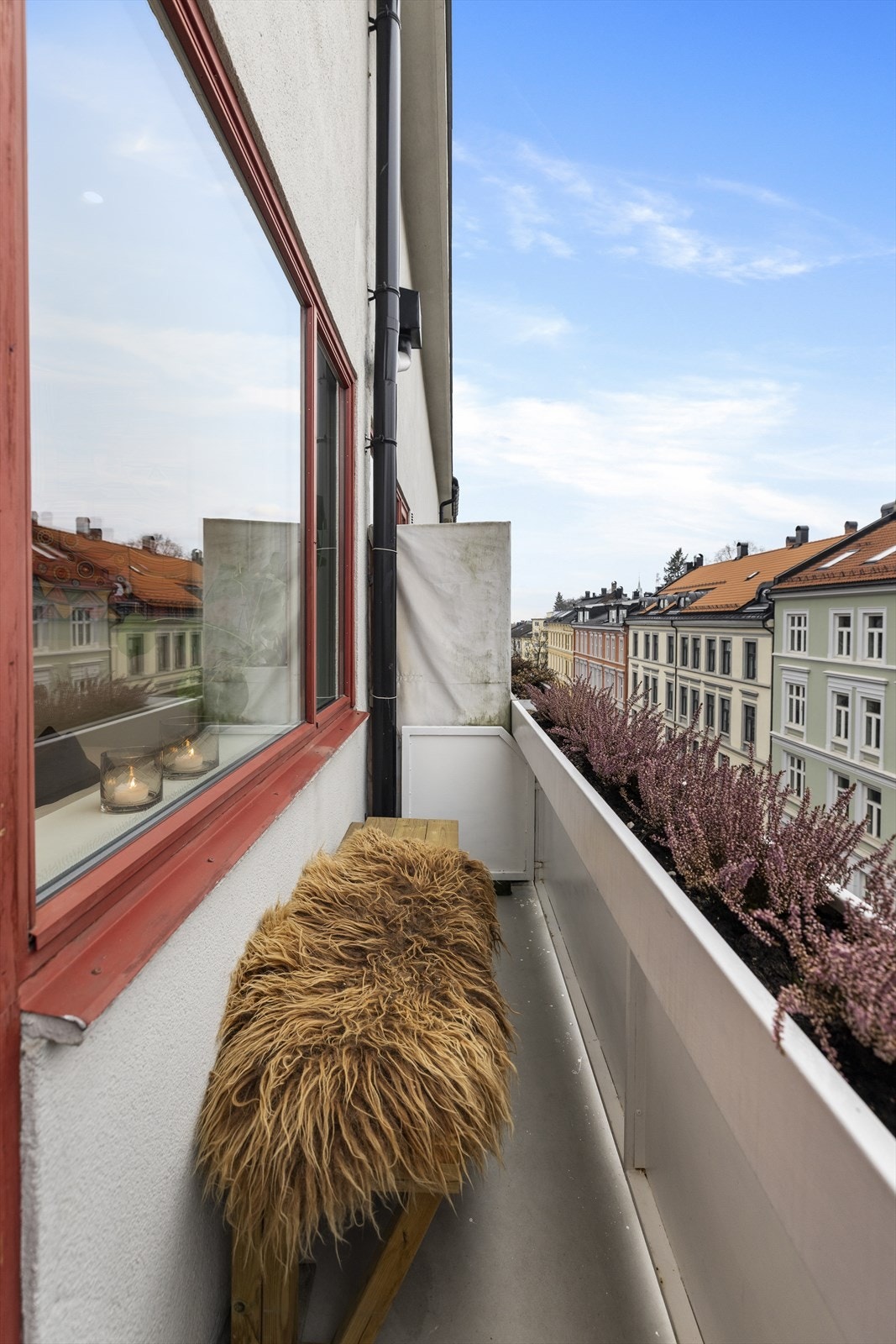 Her kan du sitte og nyte solen langt ut i sommerkvelden. Galleribilde