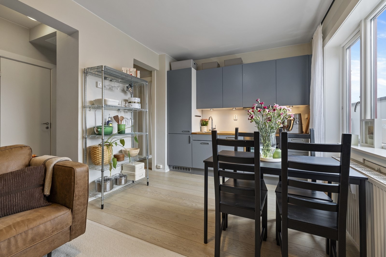 Bak døren til venster er badet til leiligheten. Galleribilde