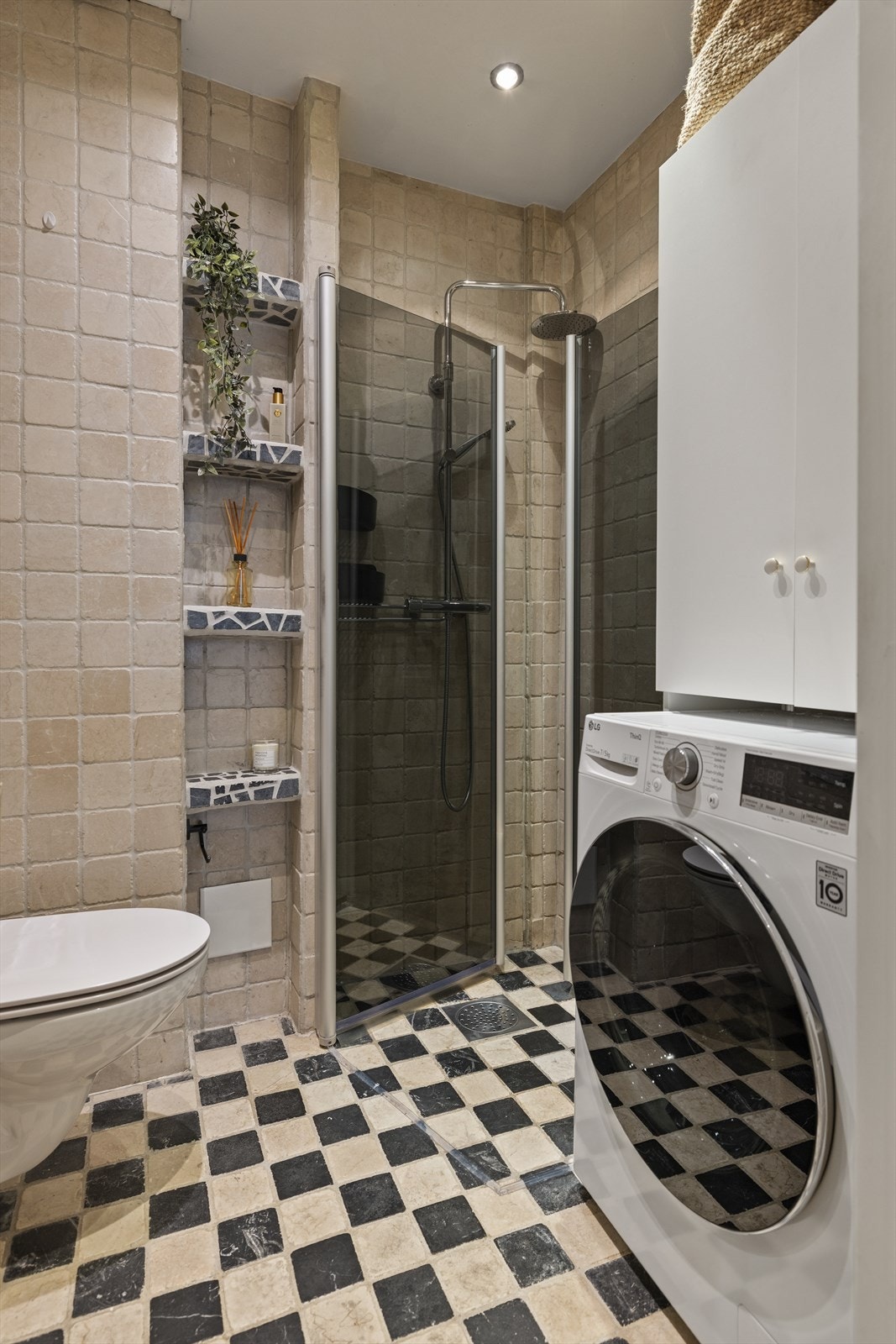 Badet er utstyrt med en deilig regndusj, og den kombinerte vask- og tørkemaskinen fra LG følger med boligen. Galleribilde