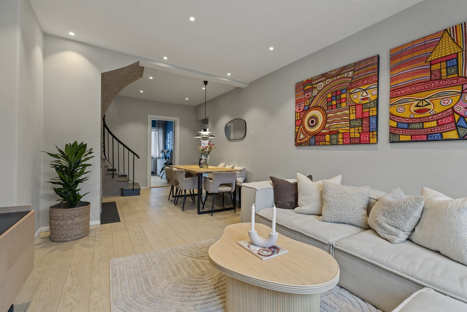 Fra stuen går en trapp opp til utleiedelen, som er adskilt med branndør. Utleiedelen har i tillegg egen inngang fra felles trappehus. Galleribilde