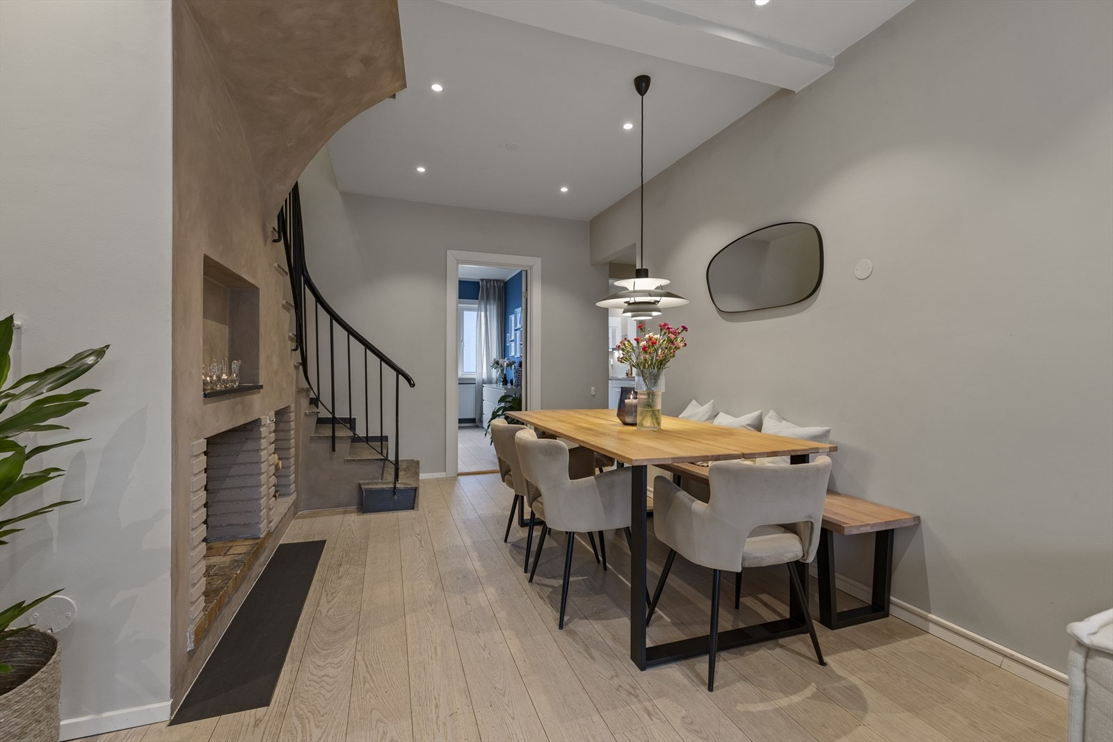 Stuen byr blant annet på peis og god plass til stort spisebord. Herfra er det adkomst til hovedsoverommet. Trappen leder opp til hoveddelens "kontor" og utleiedelens rømningsvei. Galleribilde