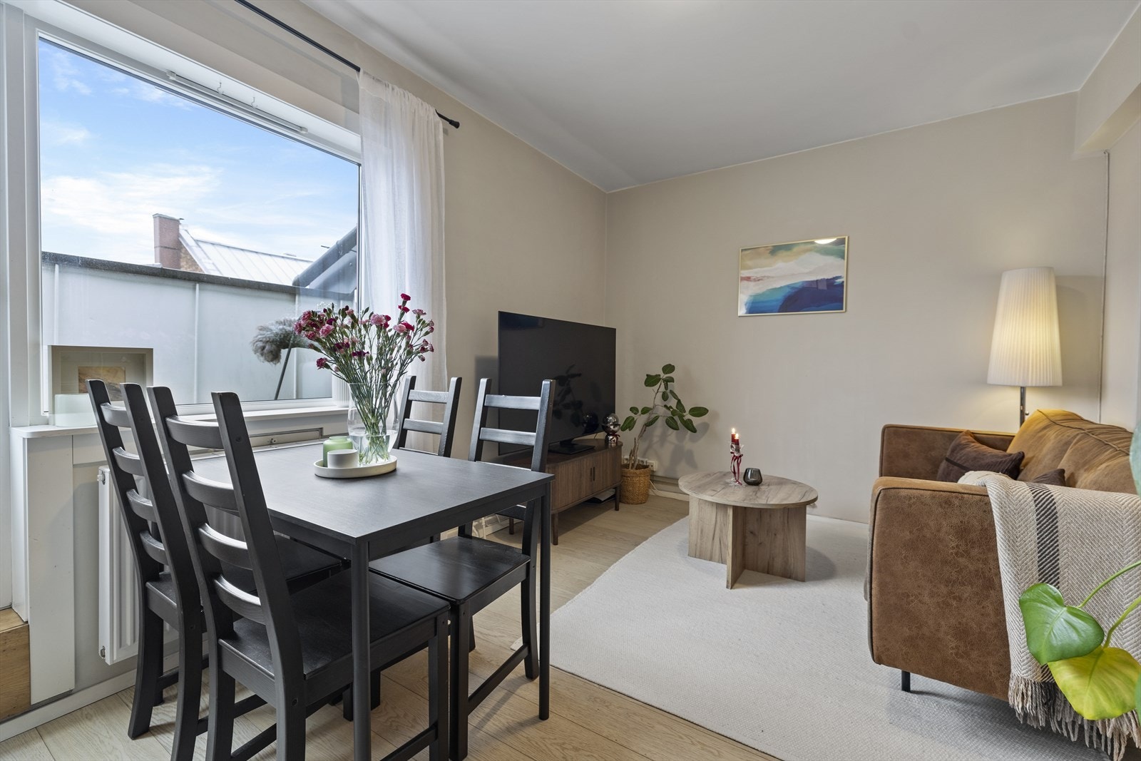 I stuen er det plass til både sofa, TV og spisebord. Galleribilde