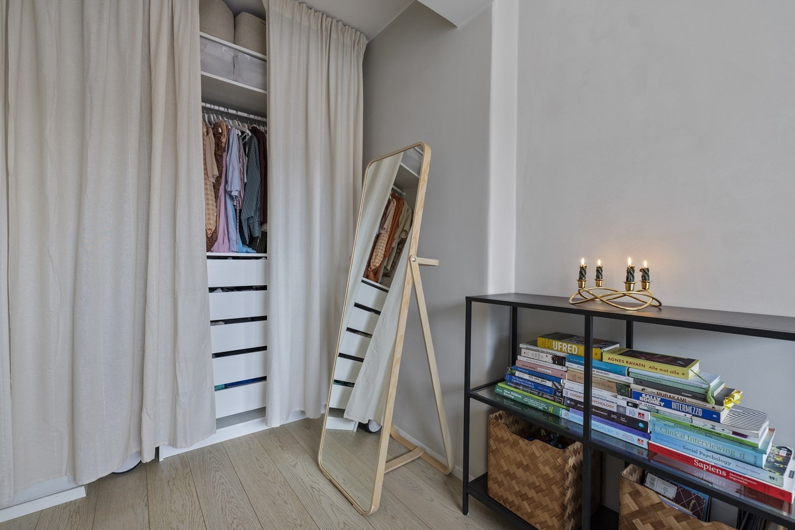 På soverommet er det god plass til oppbevaring. Galleribilde