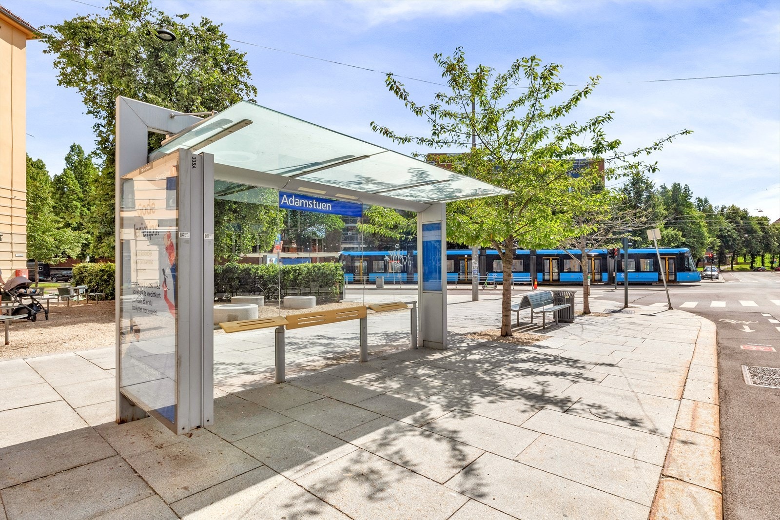 Adamstuen holdeplass ligger like ved. Galleribilde