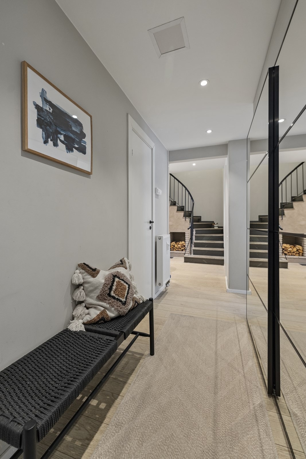 Gangen er romslig og har plass til en benk. Galleribilde