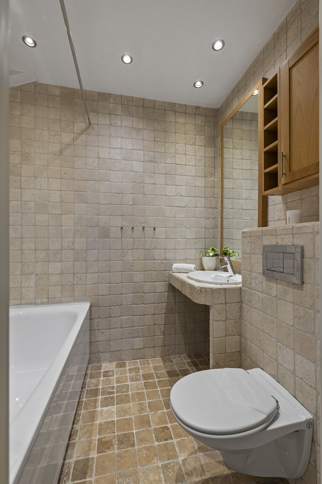 Badet har en gjennomført stil i tråd med hovedbadet i 5. etasje. Klesvask foregår i felles vaskekjeller. Det er imidlertid gode muligheter for å tilrettelegge for egen vaskemaskin ved å fjerne badekaret. Galleribilde