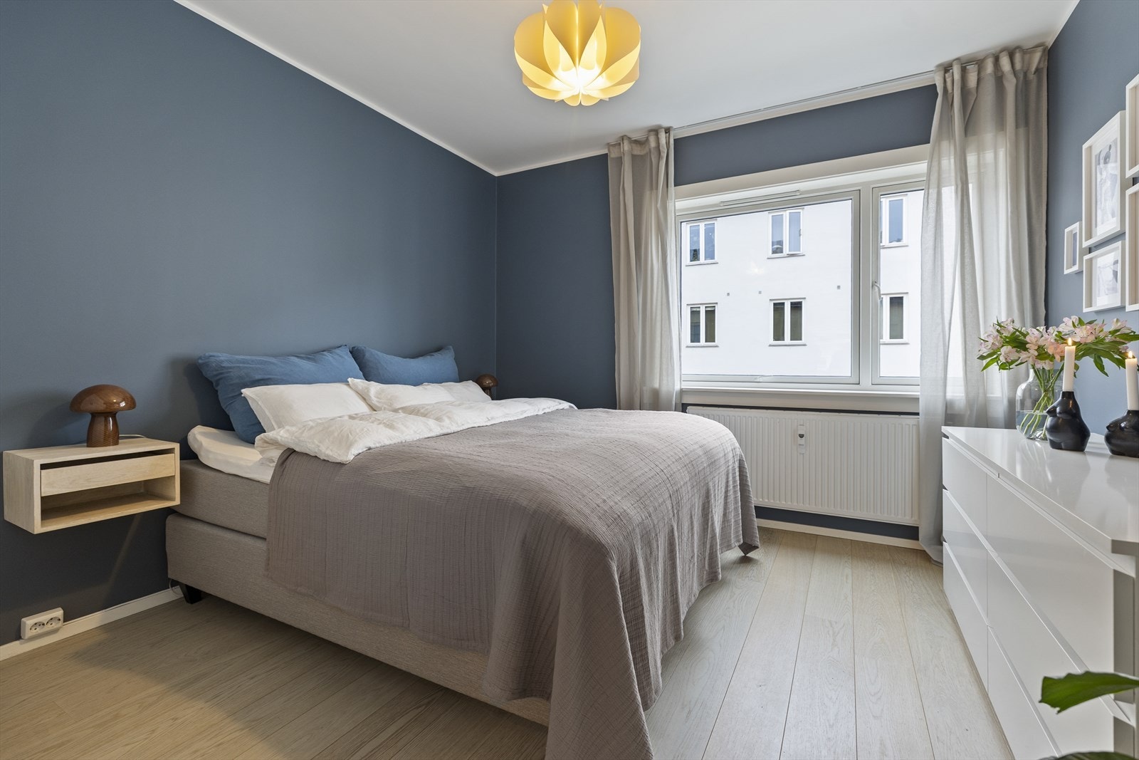 Romslig hovedsoverom med plass til nattbord på hver side av sengen. Avbildet nattborde er skrudd fast i veggen og medfølger boligen. Galleribilde