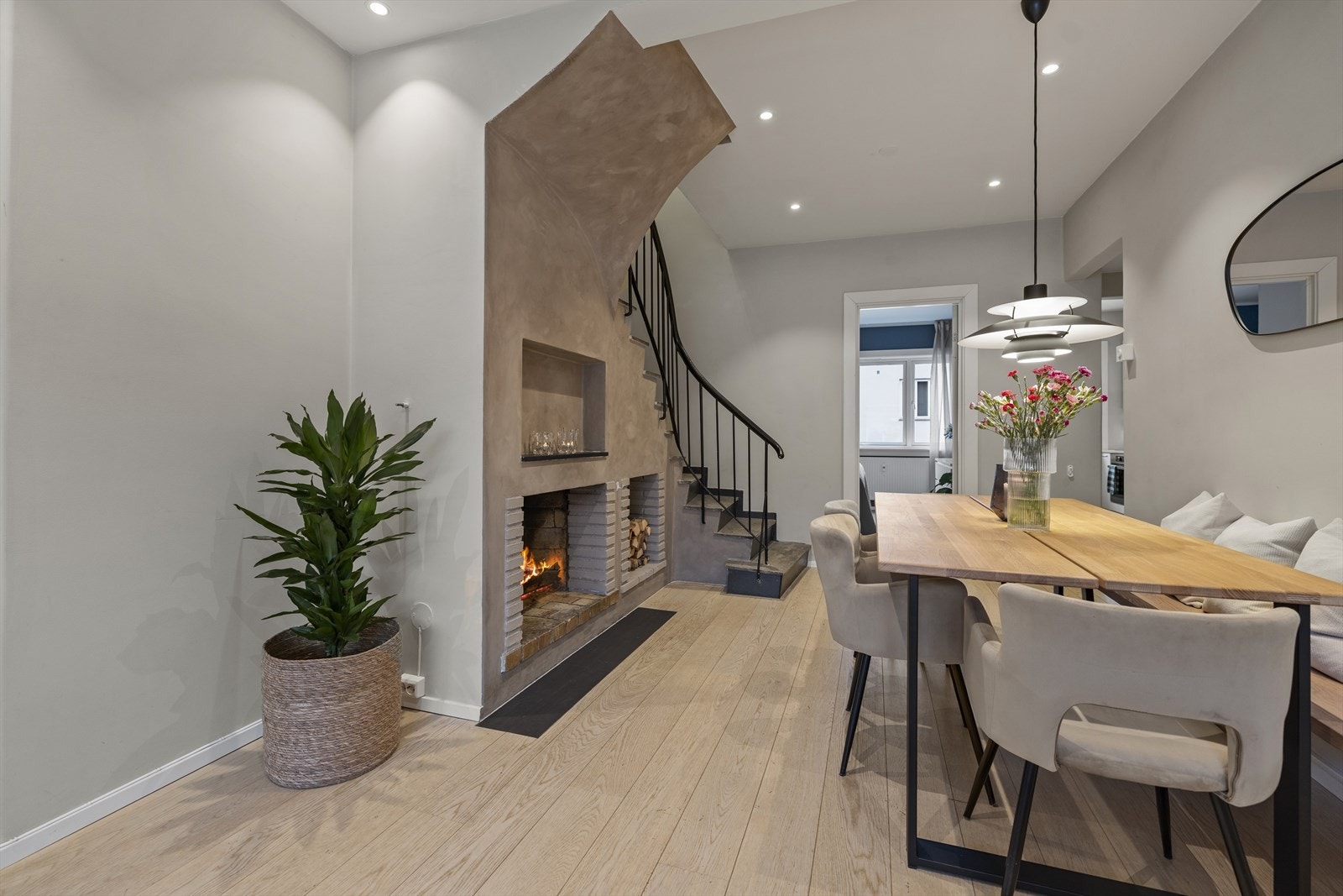 Her har de valgt å plassere spisestuen ved den flotte peisen, som også har praktiske nisjer blant annet for oppbevaring av ved. Galleribilde