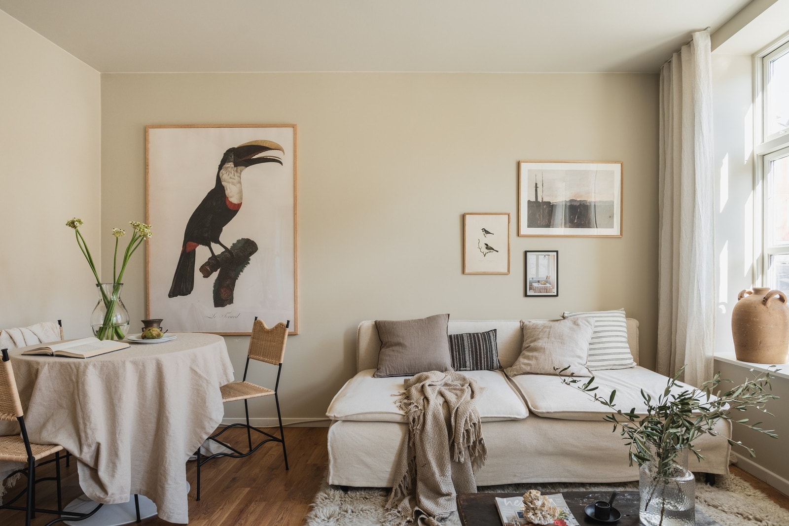 Fra leiligheten er det kort avstand til T-bane (linje 1-4) og bussforbindelser, som raskt tar deg til Oslos øvrige områder på kort tid. Galleribilde