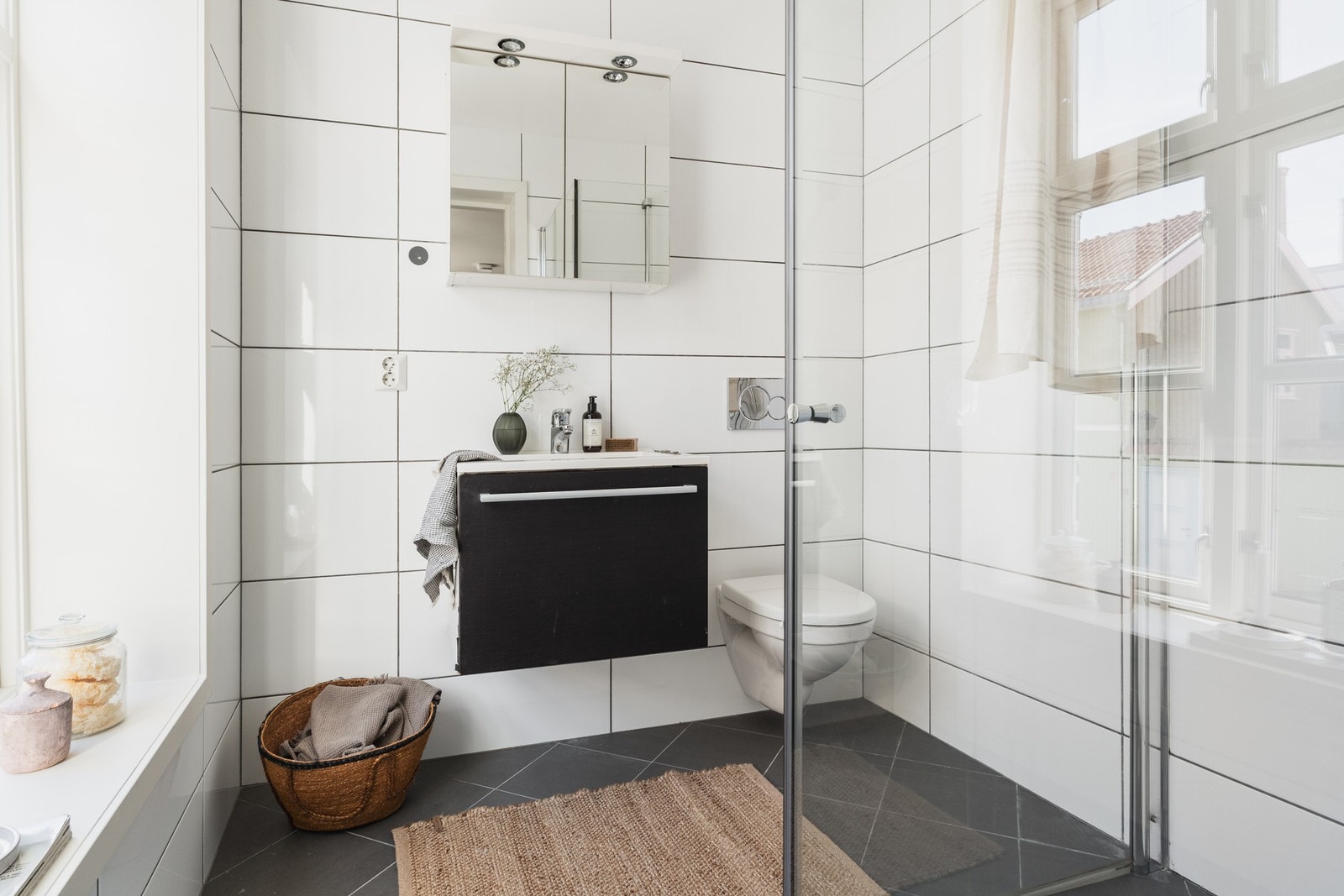 Flislagt bad med varmekabler i gulv og opplegg for oppvaskmaskin. Galleribilde