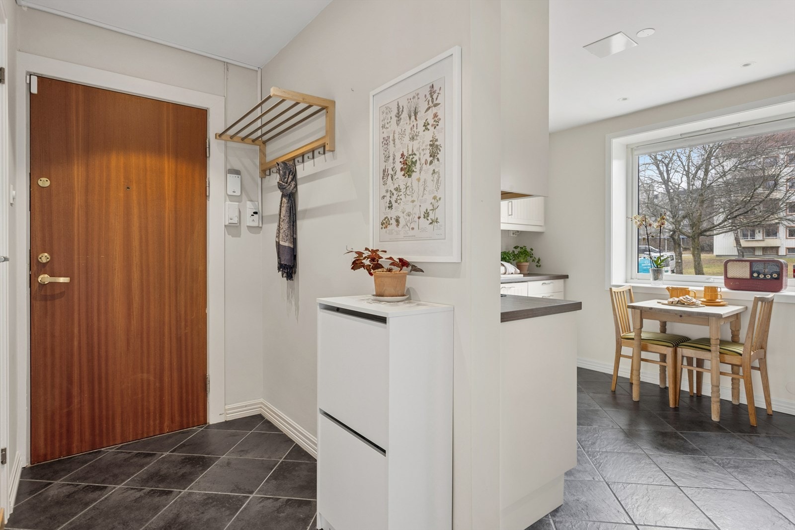 Velkommen inn! Hyggelig entré med plass til å henge fra seg yttertøy og sko Galleribilde