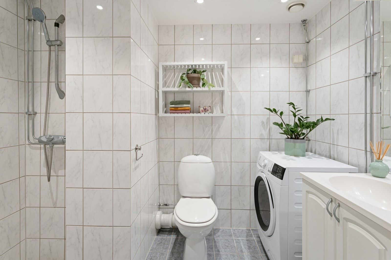 Opplegg for vaskemaskin på baderom, det er i tillegg fellesvaskeri i borettsalget Galleribilde