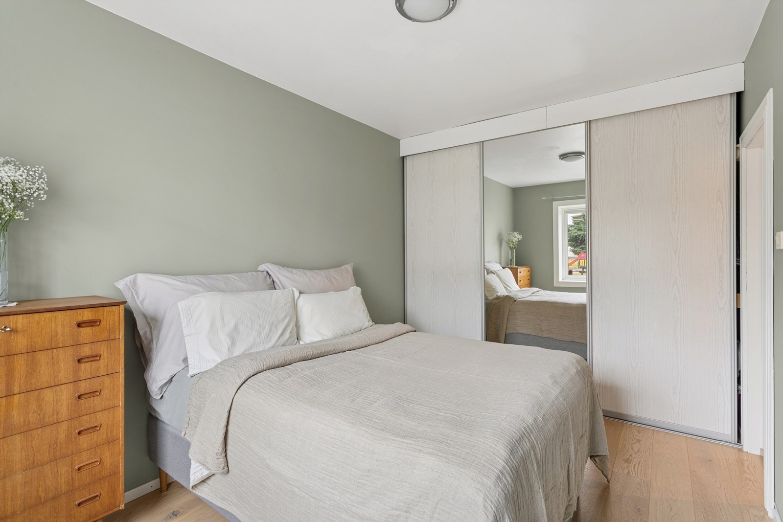 Her er det god plass til oppbevaring i skyvedørsgarderobe Galleribilde