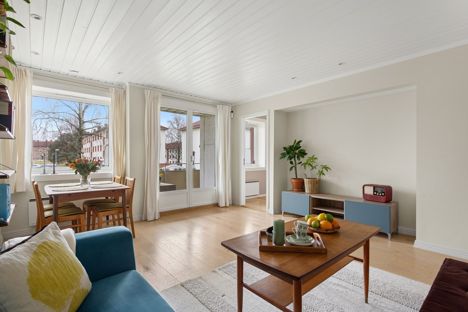 Stor og romslig stue med lys 1-stavs eikeparkett Galleribilde