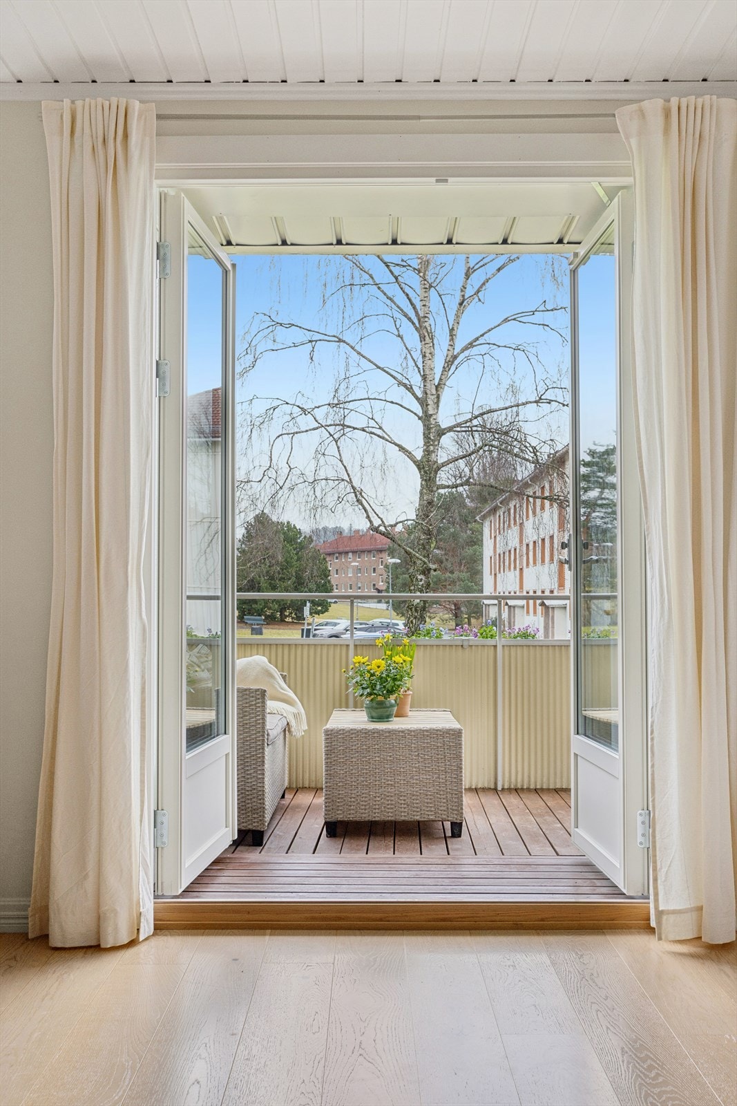 Balkongen er på 8 kvm - En herlig forlengelse av stuen på sommerstid! Galleribilde