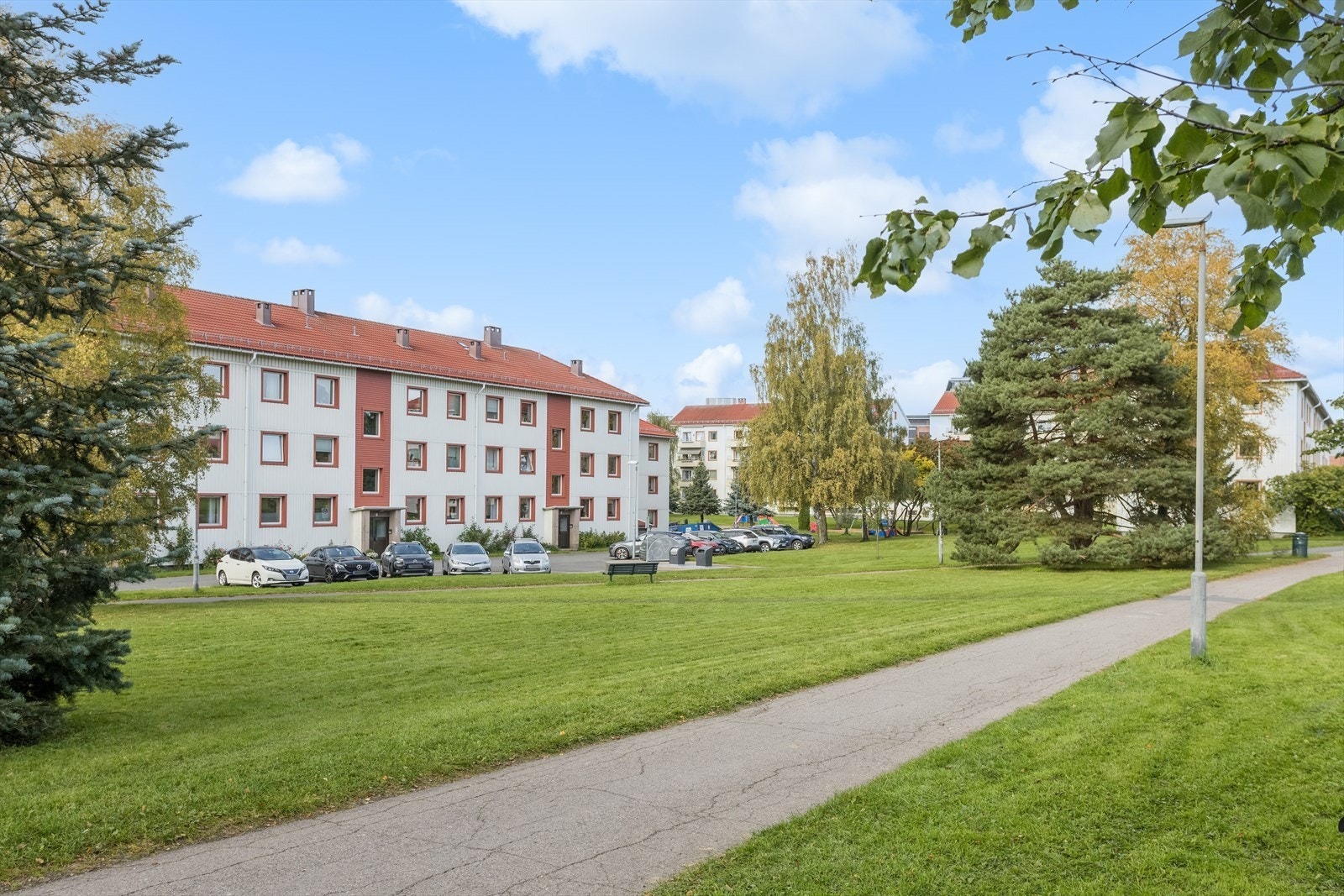 Attraktivt! Parkering er gratis for opptil 2 biler og i tillegg til gjesteparkering. Dersom man har behov for ladeplass til elbil koster dette kr.300 i mnd Galleribilde