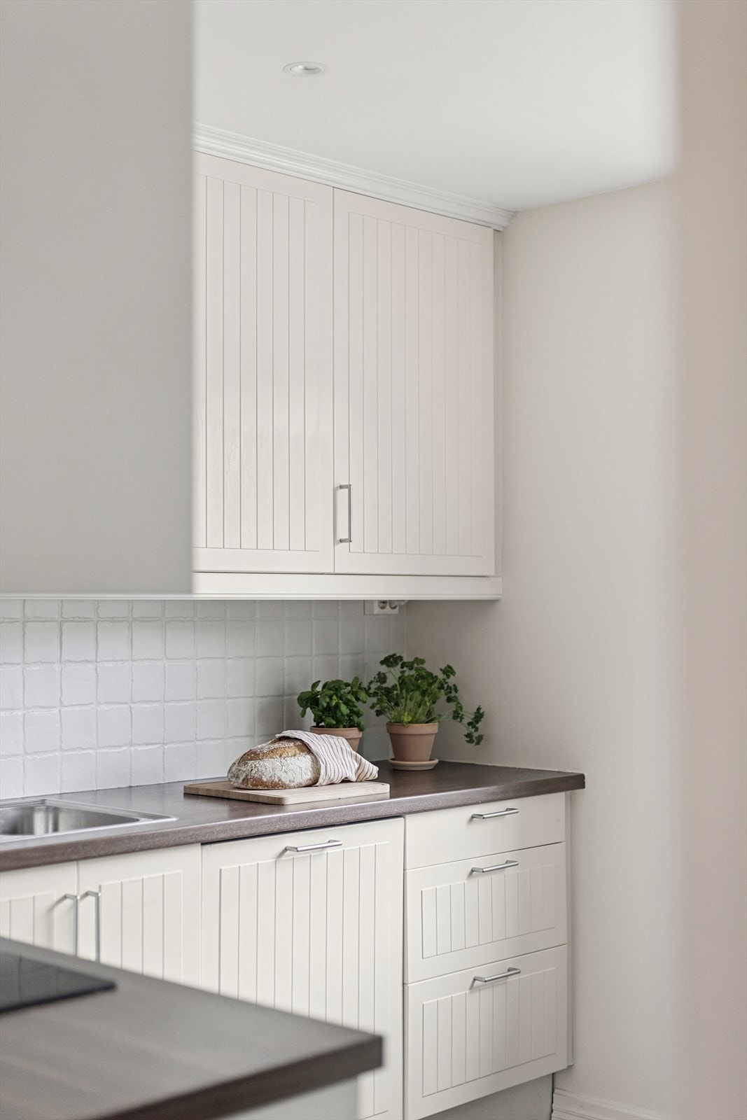 Godt med både skap- og benkeplass på kjøkkenet Galleribilde